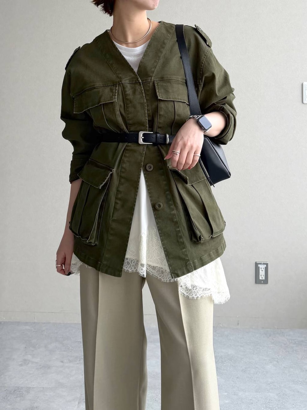 ホワイト系のTシャツ/カットソー、ベージュ系のその他パンツ、ブラック系のサンダルを着用したレディースの冬コーディネートの4枚目の写真