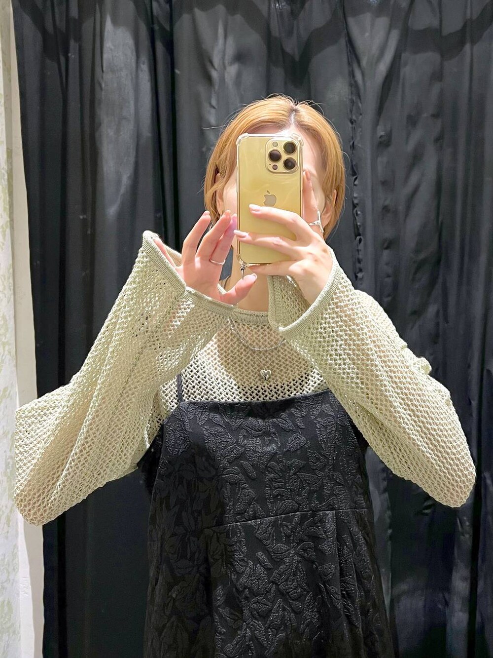 ブラック系のサンダル、ブラック系のワンピース、ホワイト系のショルダーバッグを着用したレディースの夏コーディネートの4枚目の写真