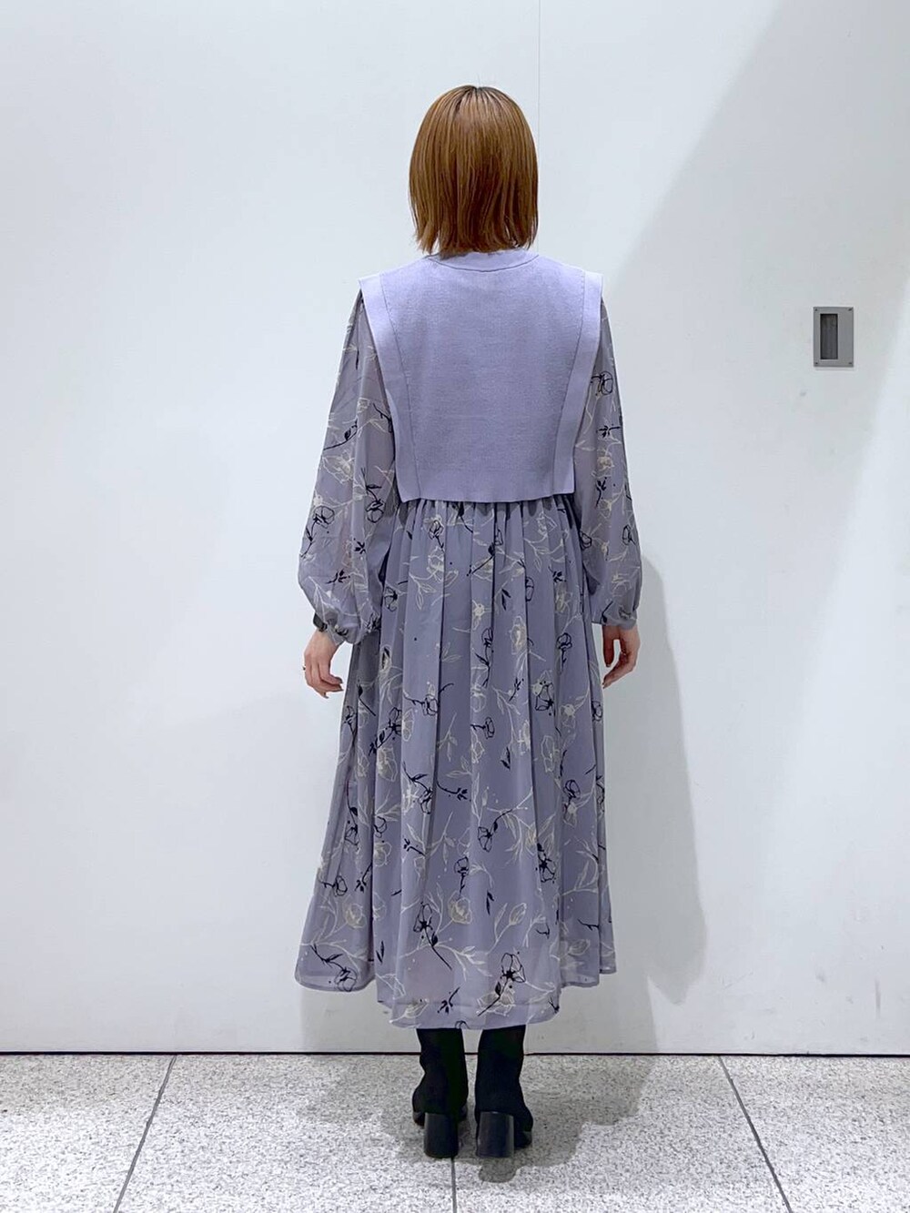 ブラック系のブーツ、ブルー系のワンピース、ホワイト系のショルダーバッグを着用したレディースの秋コーディネートの9枚目の写真