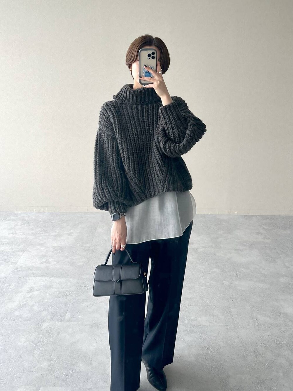 ブルー系のスラックス、ホワイト系のTシャツ/カットソー、ブラック系のブーツを着用したレディースの秋コーディネートの4枚目の写真