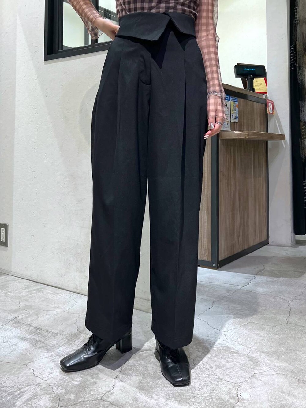 ブラック系のキャミソール、ブラック系のブーツ、ブラック系のその他パンツを着用したレディースの秋コーディネートの3枚目の写真