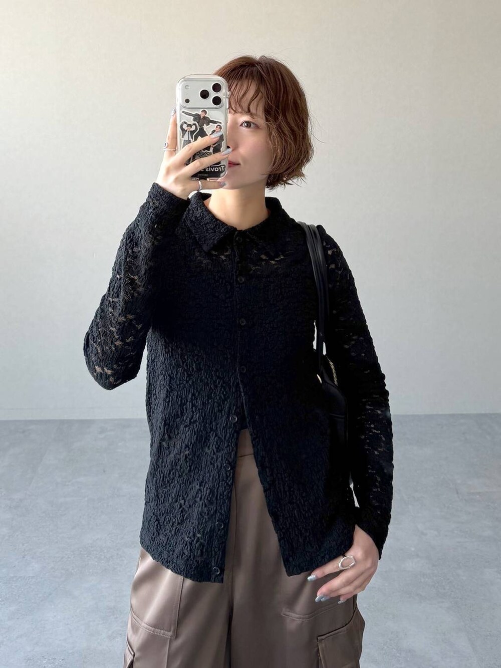 ブラック系のハンドバッグ、ブラック系のサンダル、ブラウン系のその他パンツを着用したレディースの冬コーディネートの4枚目の写真