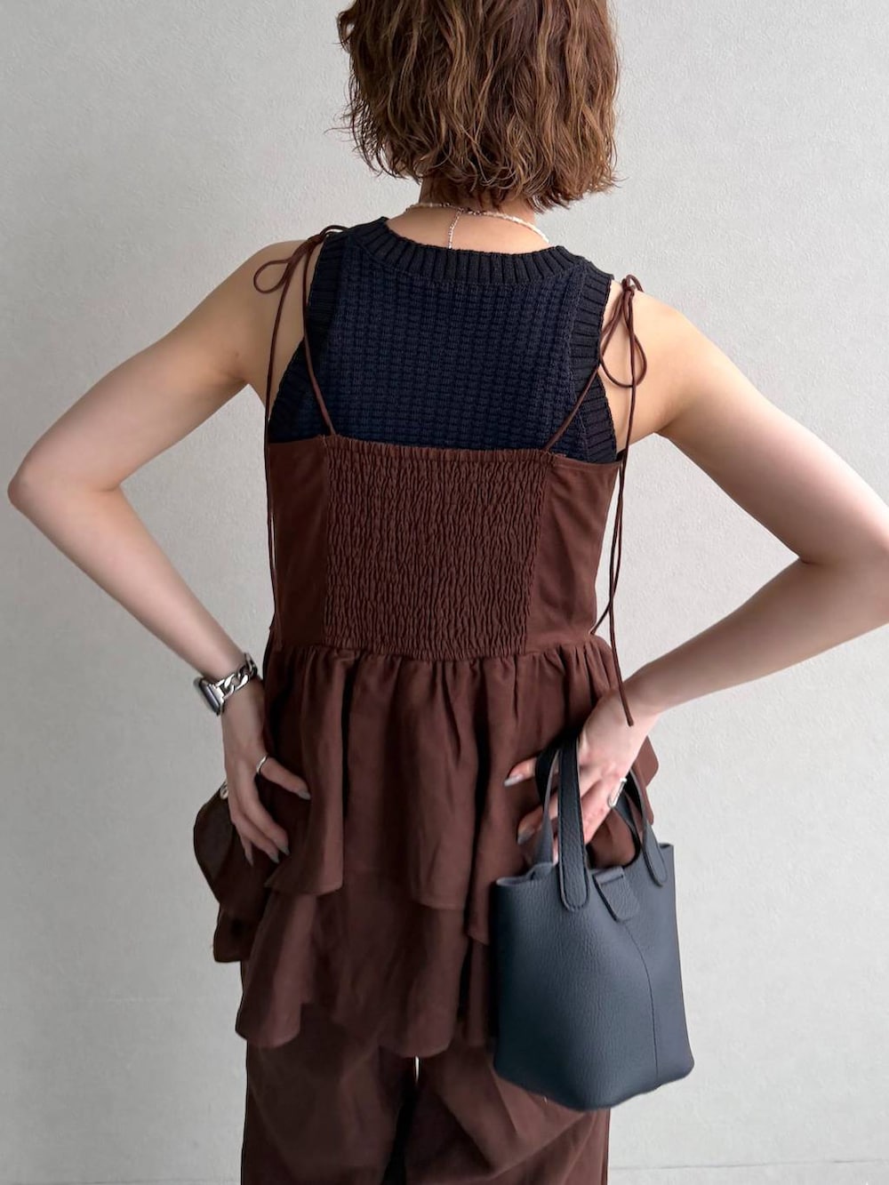 ブラウン系のシャツ/ブラウス、ブラウン系のその他パンツ、ホワイト系のネックレスを着用したレディースの春コーディネートの5枚目の写真