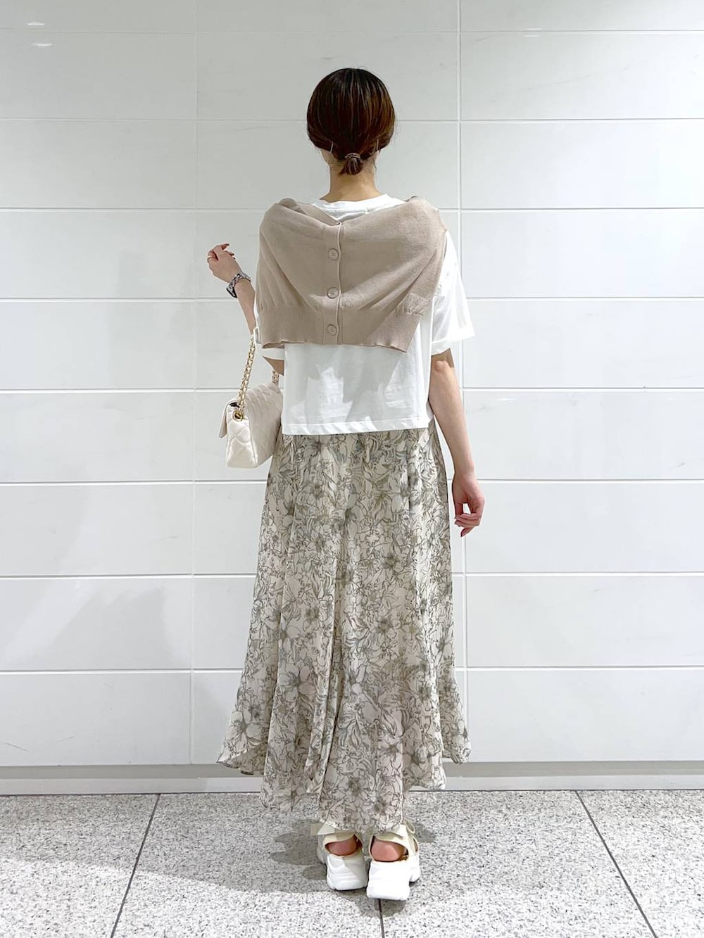 ホワイト系のサンダル、ホワイト系のショルダーバッグ、ホワイト系のスカートを着用したレディースの春コーディネートの4枚目の写真