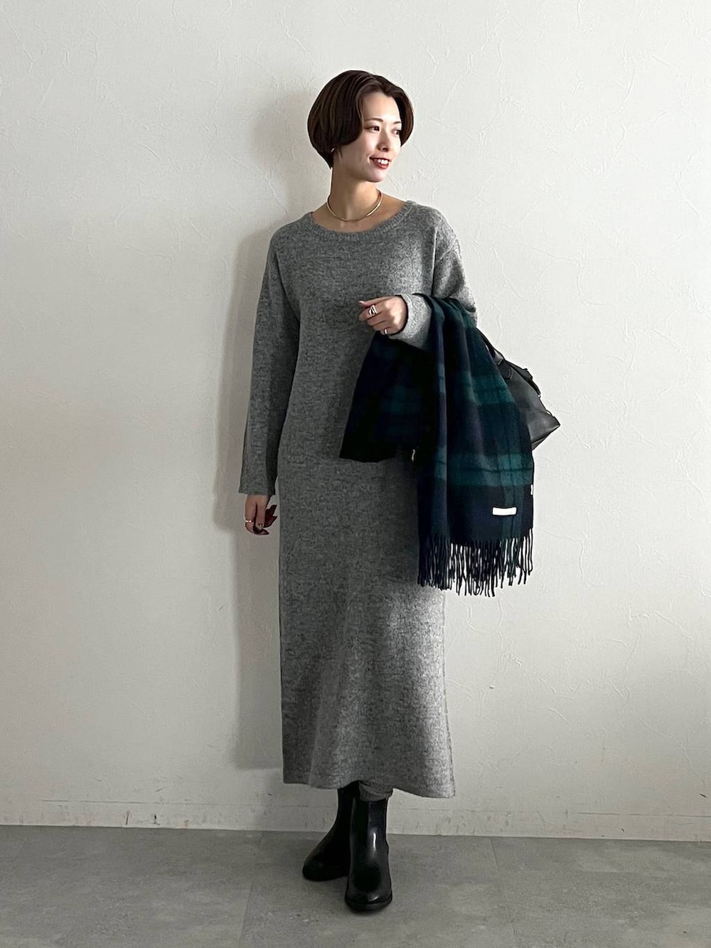 ブラック系のボストンバッグ、ブラック系のブーツ、ブラック系のブルゾンを着用したレディースの冬コーディネートの7枚目の写真