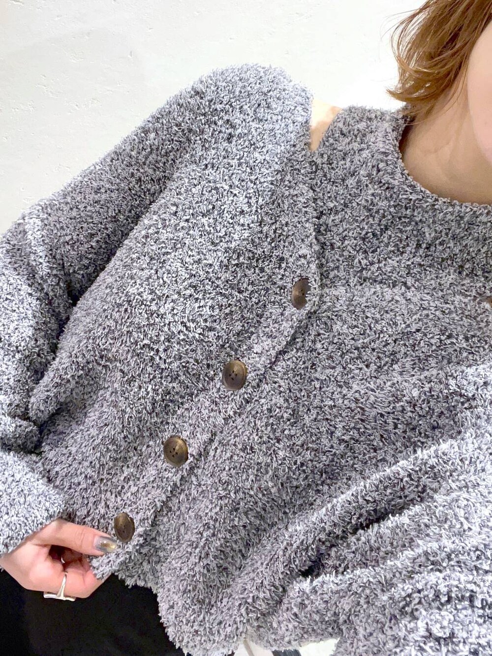 ブラック系のブーツ、オレンジ系のショルダーバッグ、ブラック系のスカートを着用したレディースの秋コーディネートの5枚目の写真