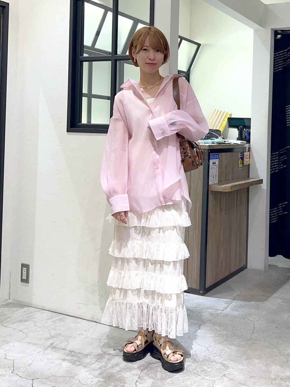 ピンク系のシャツ/ブラウス、ホワイト系のタンクトップ、ホワイト系のスカートを着用したレディースの春コーディネートの2枚目の写真