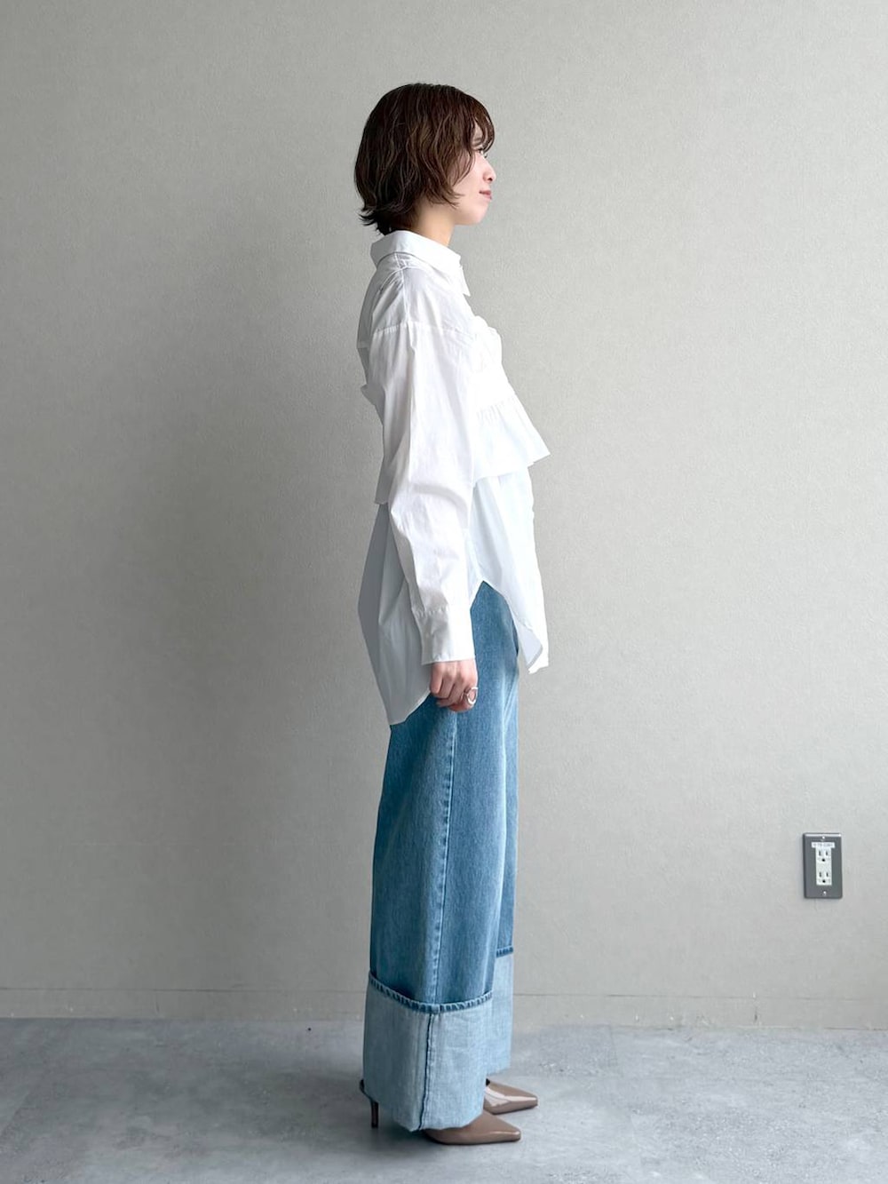 ブラウン系のサンダル、ホワイト系のシャツ/ブラウス、ブルー系のテーラードジャケットを着用したレディースの冬コーディネートの6枚目の写真