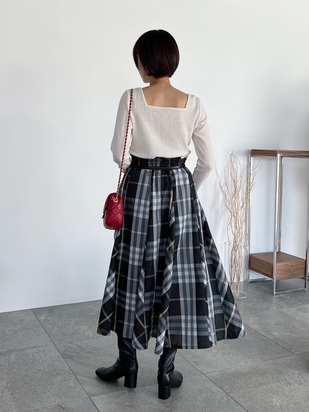 ホワイト系のTシャツ/カットソー、レッド系のショルダーバッグ、ブラック系のスカートを着用したレディースの夏コーディネートの2枚目の写真