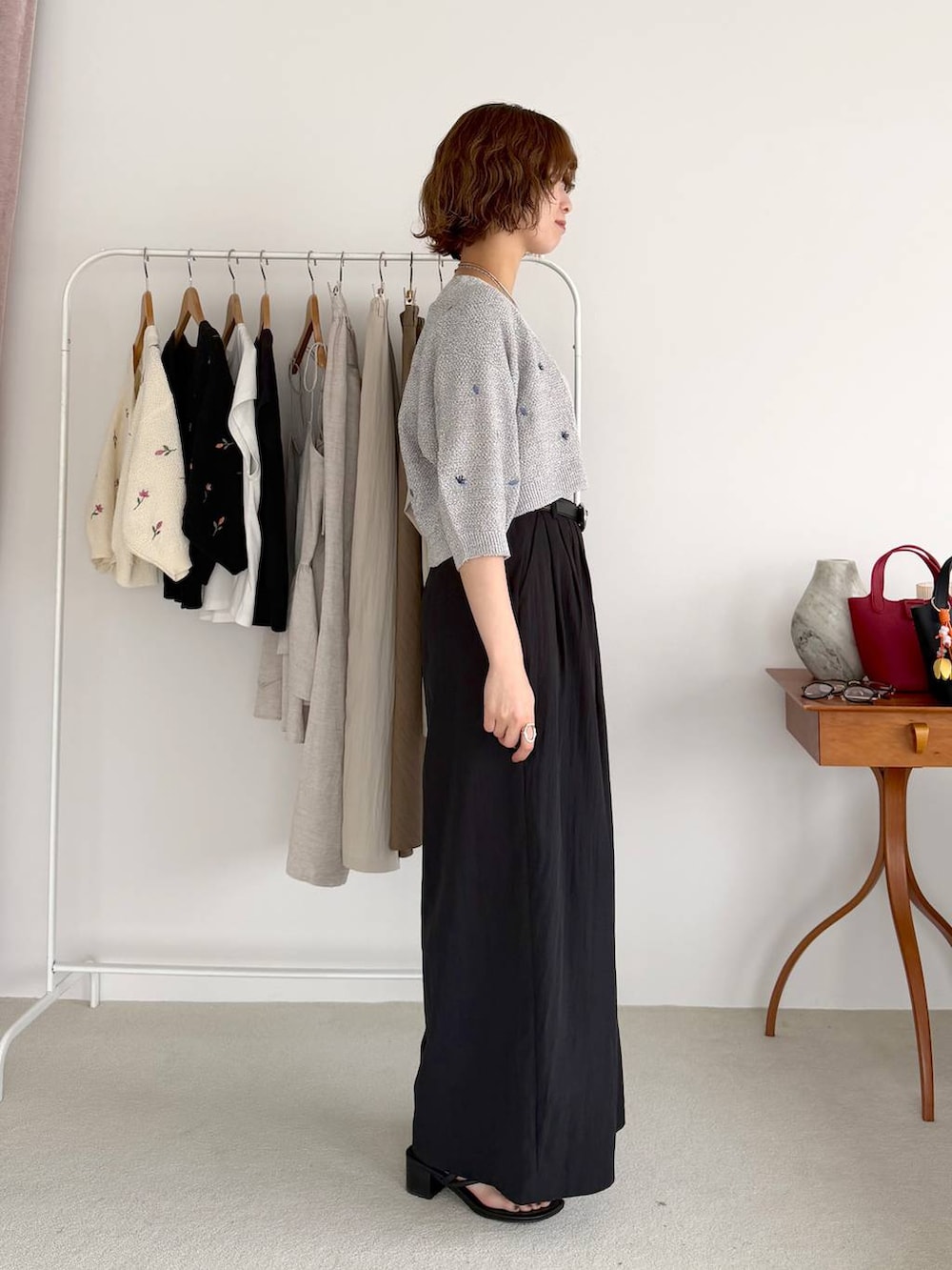 ブラック系のその他パンツ、グレー系のカーディガン/ボレロ、ブラック系のベルトを着用したレディースの春コーディネートの2枚目の写真