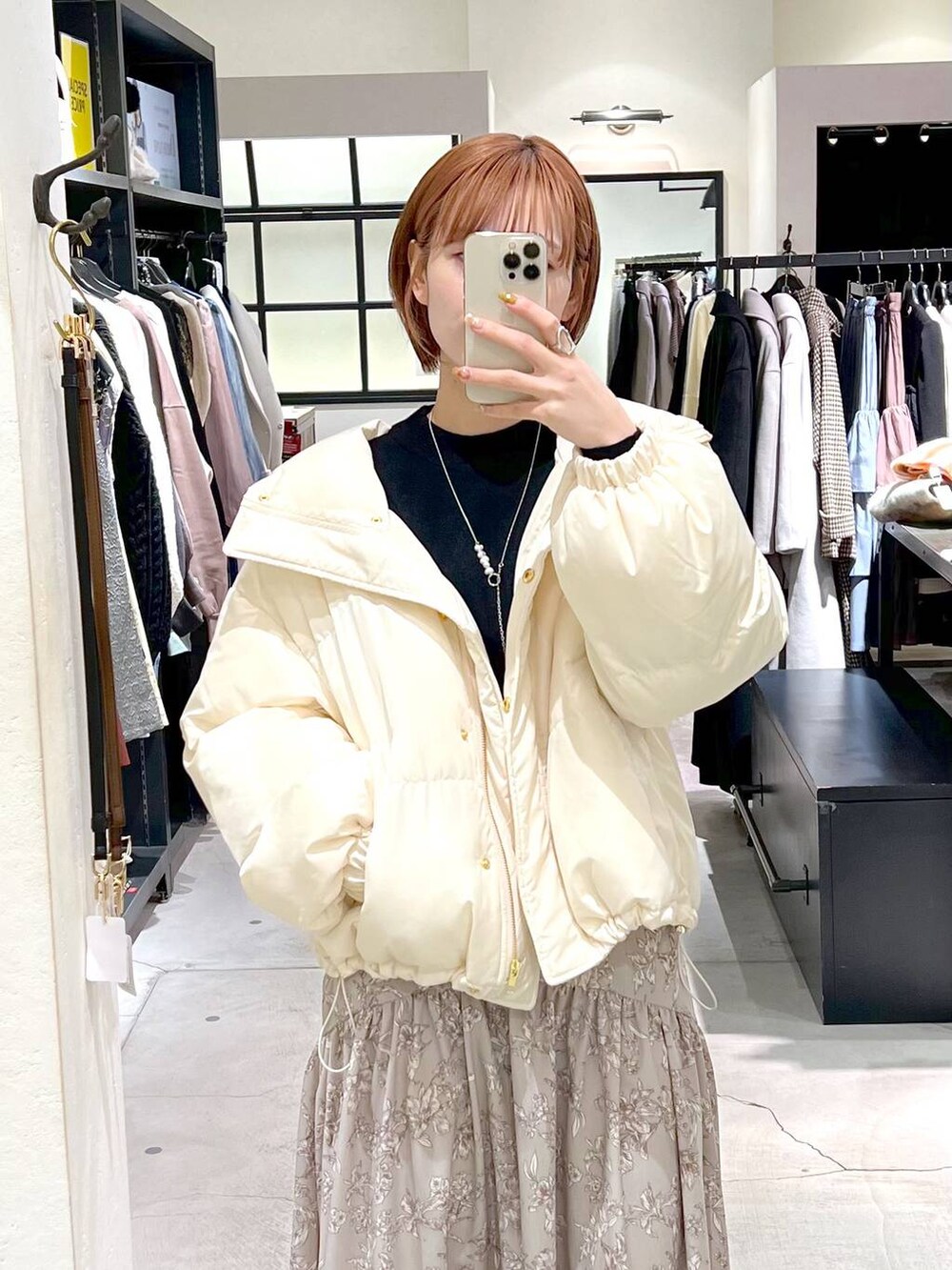 ブラック系のブーツ、ブラック系のニット/セーター、ブラック系のハンドバッグを着用したレディースの冬コーディネートの8枚目の写真