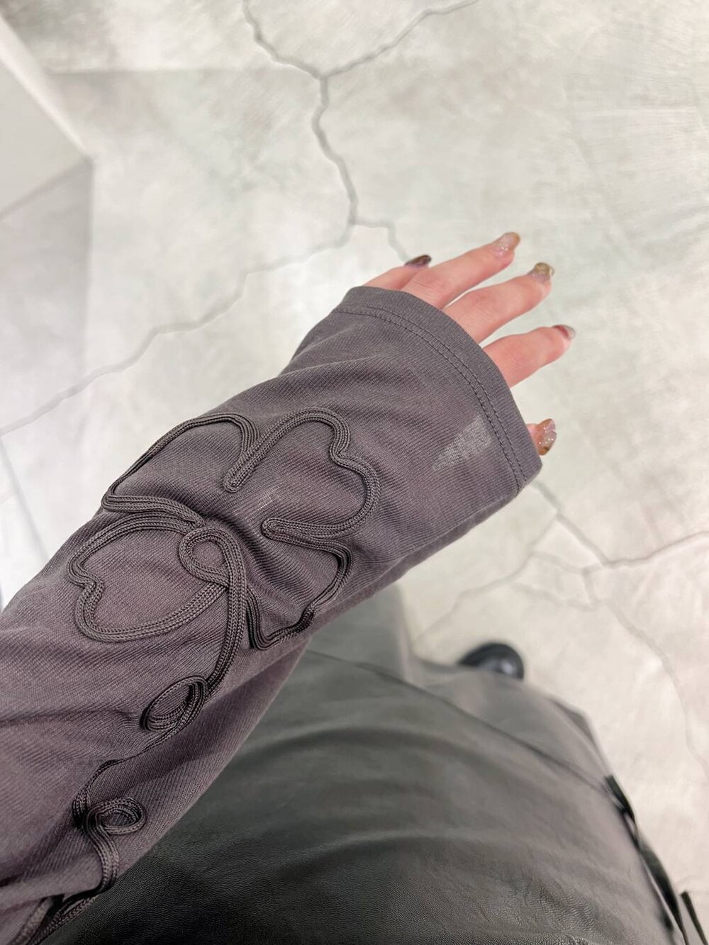 ブラック系のブーツ、グレー系のTシャツ/カットソー、ブラック系のスカートを着用したレディースの秋コーディネートの8枚目の写真