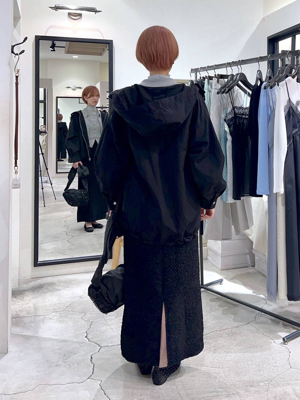 ブラック系のショルダーバッグ、ブラック系のマウンテンパーカー、ブラック系のバレエシューズを着用したレディースの春コーディネートの3枚目の写真