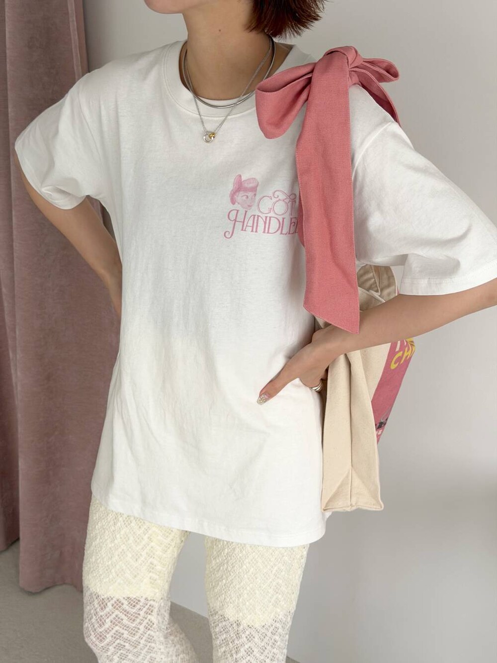 ホワイト系のその他パンツ、ホワイト系のトートバッグ、ホワイト系のTシャツ/カットソーを着用したレディースの夏コーディネートの4枚目の写真