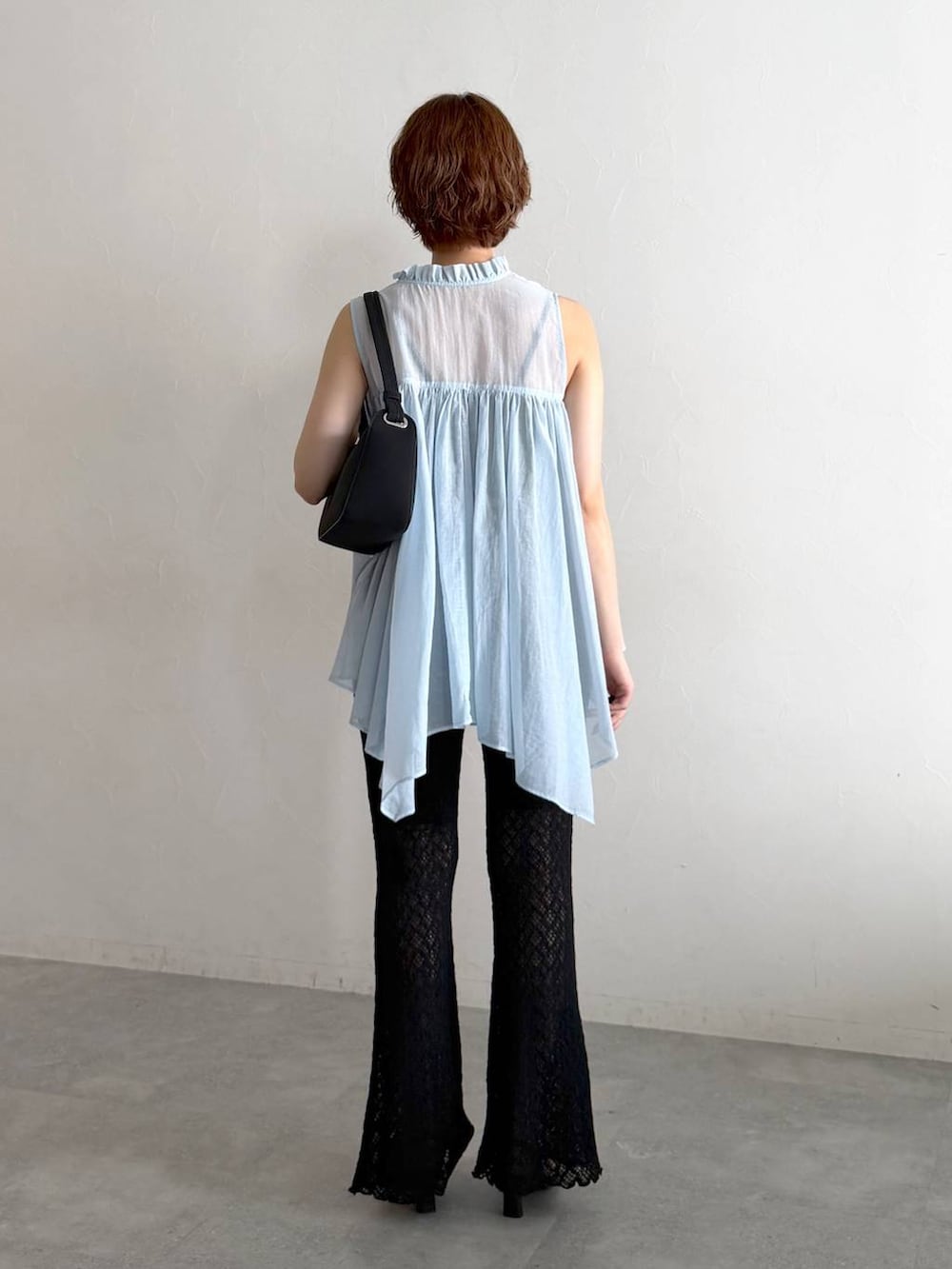ブラック系のその他パンツ、ブルー系のシャツ/ブラウス、ブラック系のサンダルを着用したレディースの夏コーディネートの3枚目の写真