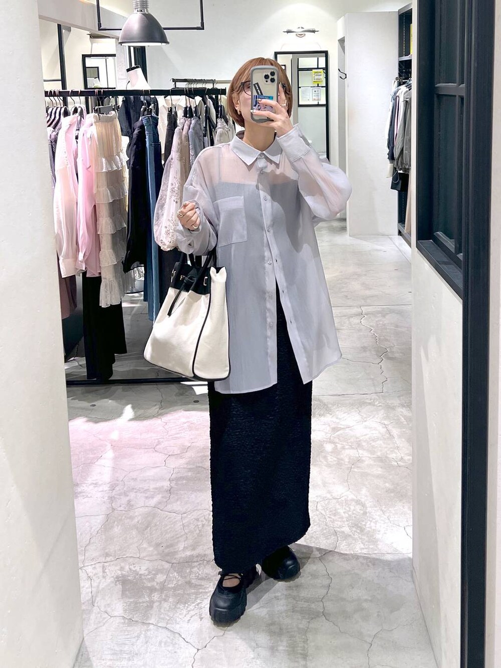 ブラック系のトートバッグ、ブラック系のバレエシューズ、ブラック系のスカートを着用したレディースの春コーディネートの4枚目の写真