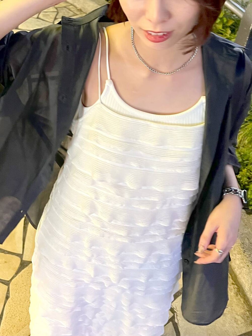 ホワイト系のワンピース、グレー系のシャツ/ブラウス、ホワイト系のキャミソールを着用したレディースの夏コーディネートの5枚目の写真