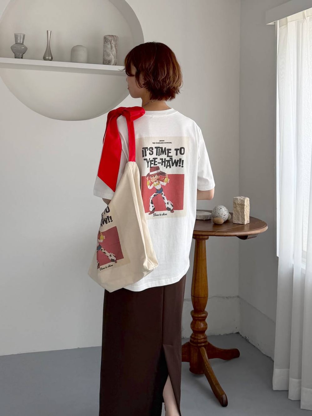 ベージュ系のサンダル、ホワイト系のトートバッグ、ホワイト系のTシャツ/カットソーを着用したレディースの夏コーディネートの5枚目の写真