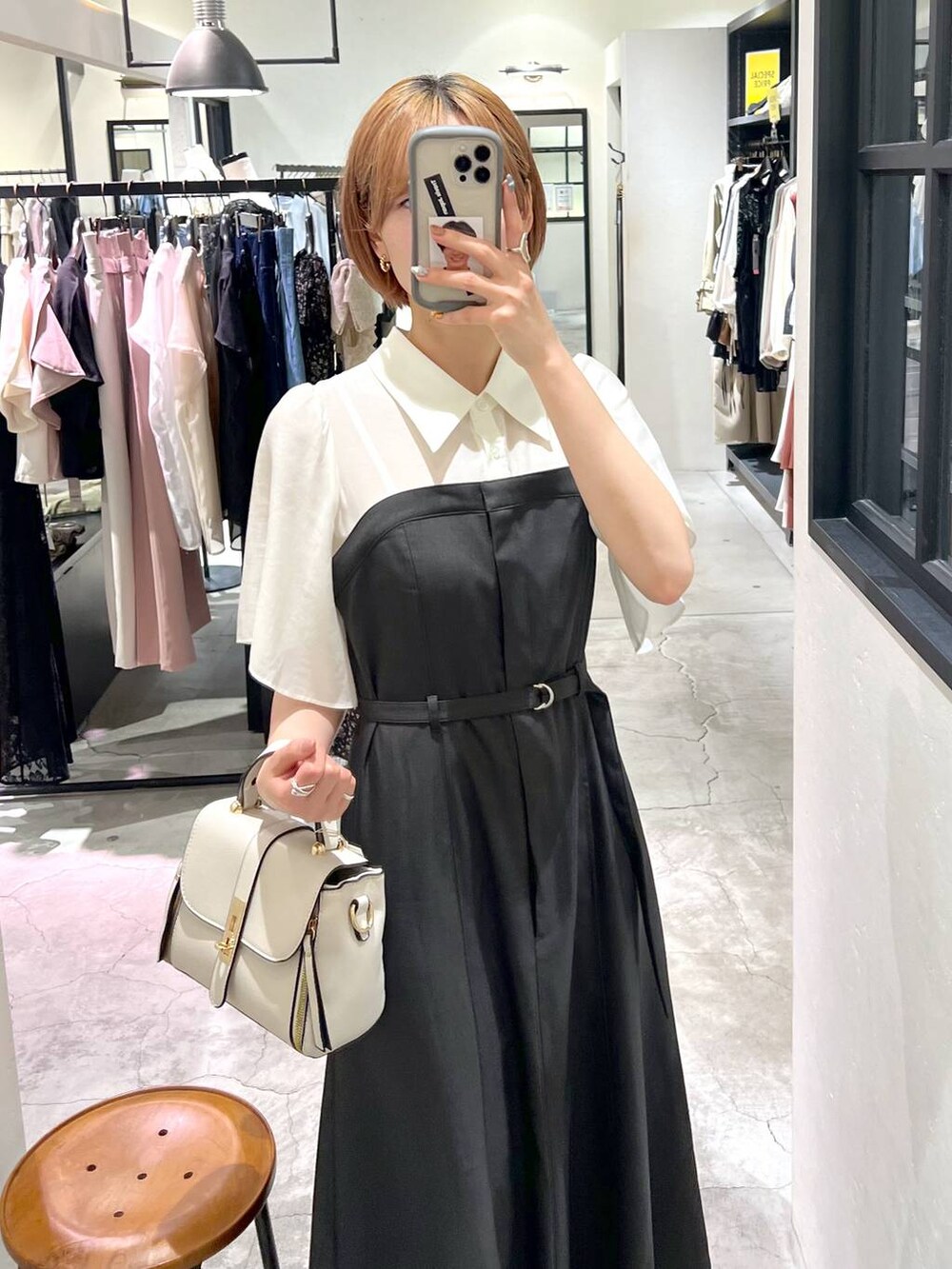 ブラック系のサンダル、グレー系のワンピース、ホワイト系のショルダーバッグを着用したレディースの春コーディネートの5枚目の写真