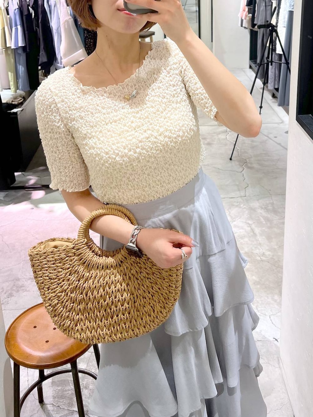 ホワイト系のサンダル、ホワイト系のTシャツ/カットソー、グレー系のスカートを着用したレディースの夏コーディネートの5枚目の写真