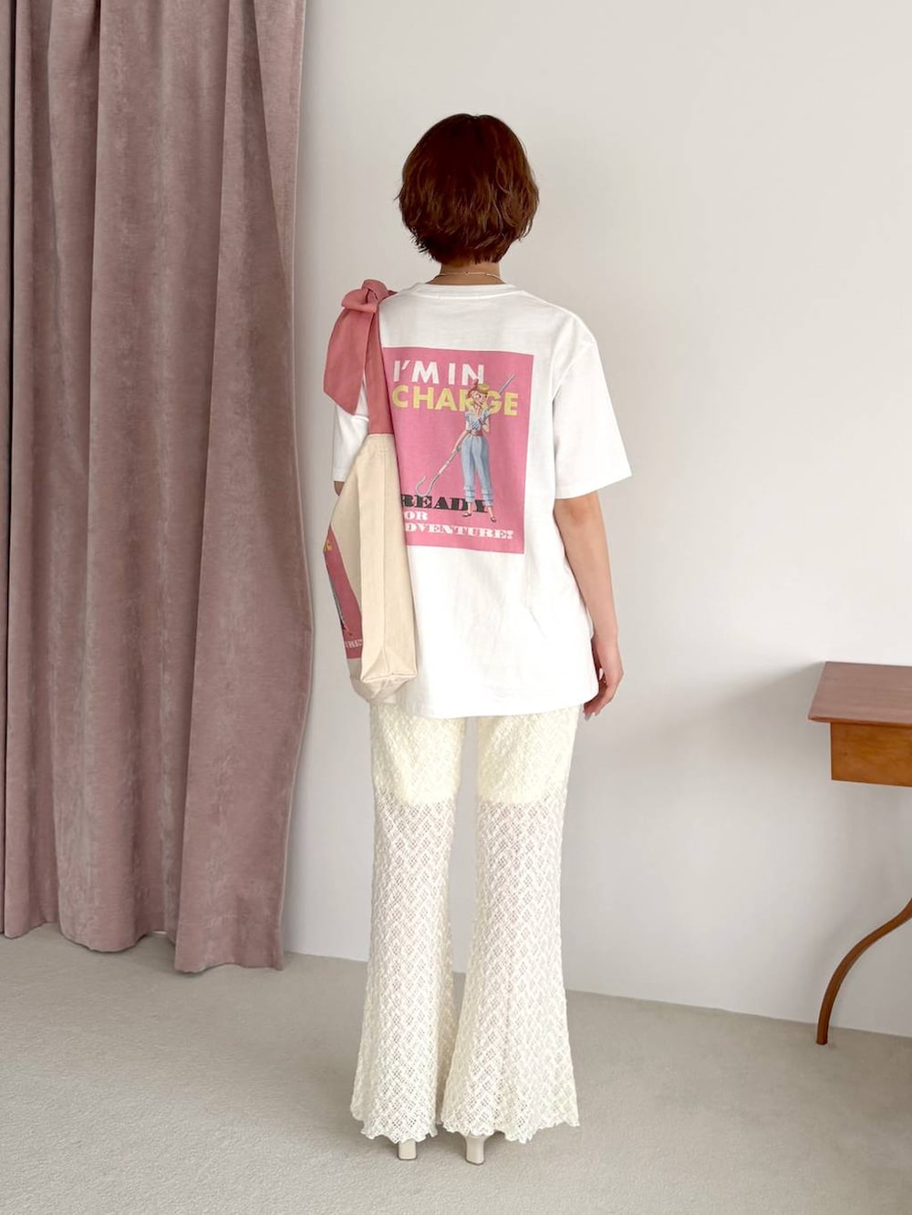 ホワイト系のその他パンツ、ホワイト系のトートバッグ、ホワイト系のTシャツ/カットソーを着用したレディースの夏コーディネートの3枚目の写真
