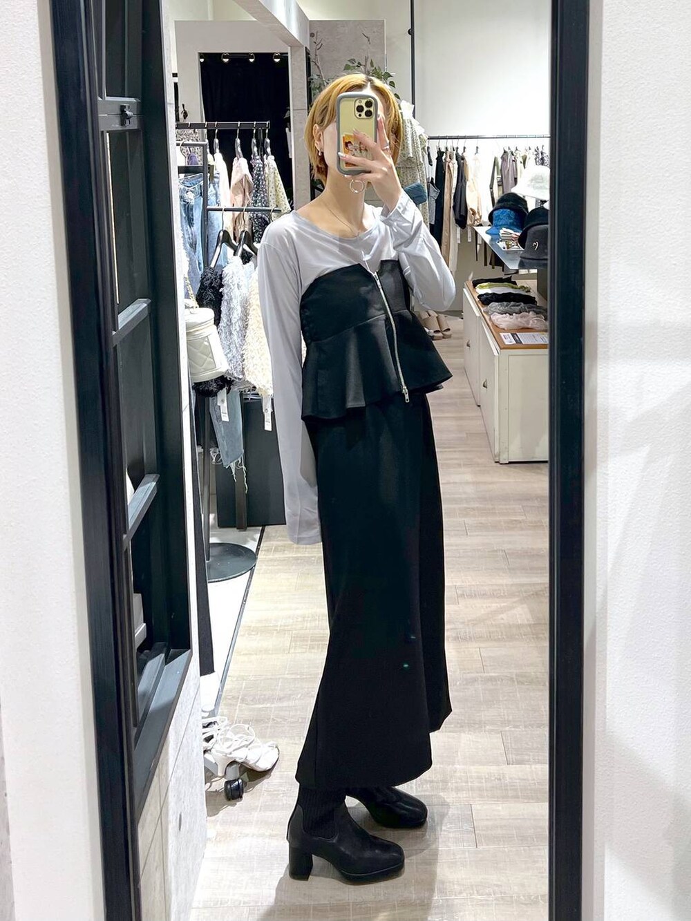 ブラック系のショルダーバッグ、ブラック系のスカート、グレー系のTシャツ/カットソーを着用したレディースの秋コーディネートの4枚目の写真