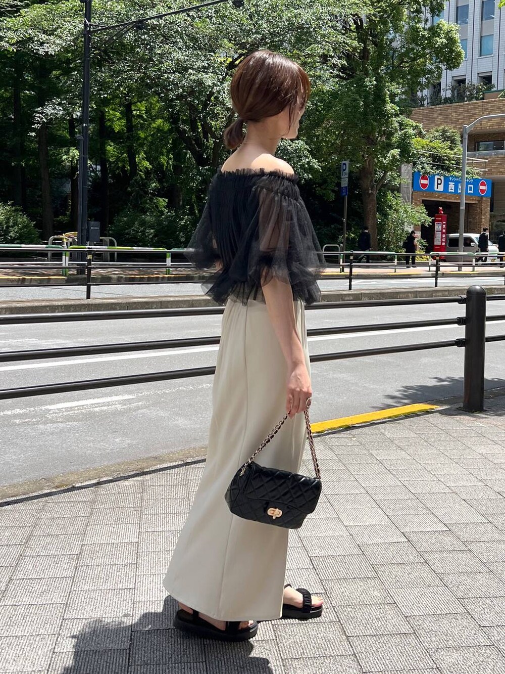 ブラック系のサンダル、ブラック系のシャツ/ブラウス、ブラック系のショルダーバッグを着用したレディースの夏コーディネートの2枚目の写真