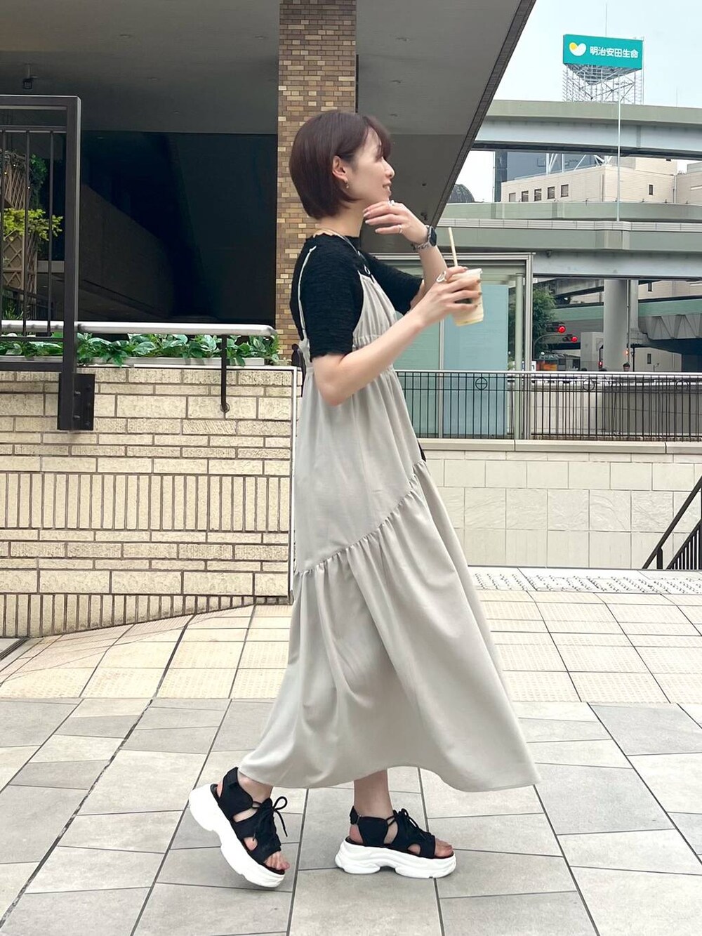 ブラック系のサンダル、ブラック系のTシャツ/カットソー、ブラック系のショルダーバッグを着用したレディースの夏コーディネートの5枚目の写真