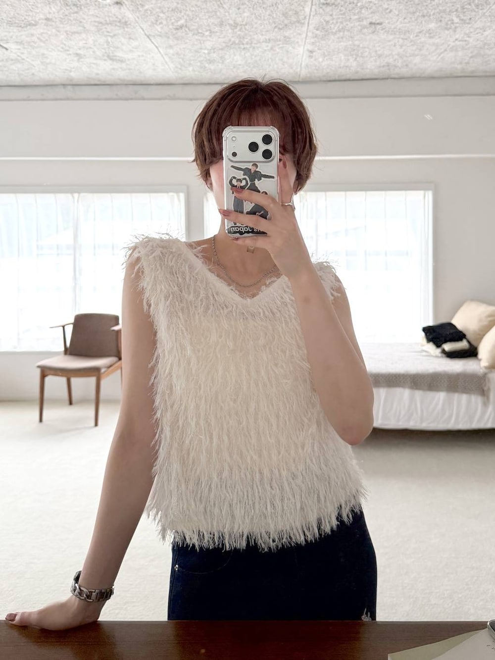 ホワイト系のベスト、ブルー系のデニムパンツ、ブラック系のサンダルを着用したレディースの夏コーディネートの5枚目の写真