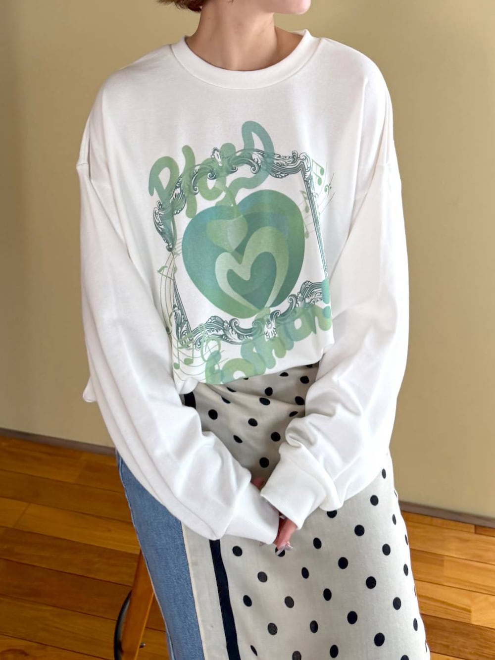 ブラック系のボストンバッグ、ブルー系のデニムパンツ、ブラック系のパンプスを着用したレディースの春コーディネートの3枚目の写真