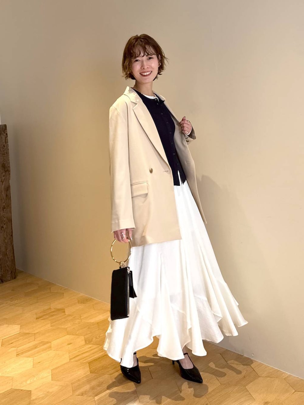 ブラック系のサンダル、ブラック系のショルダーバッグ、ブルー系のニット/セーターを着用したレディースの冬コーディネートの4枚目の写真