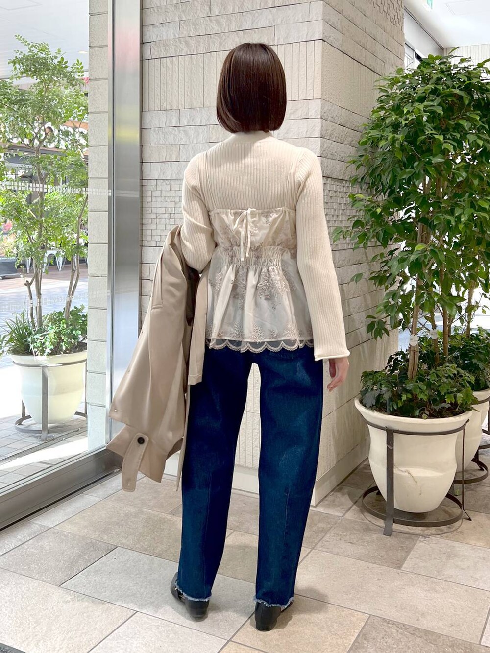 ホワイト系のその他トップス、ホワイト系のニット/セーター、ブルー系のデニムパンツを着用したレディースの春コーディネートの2枚目の写真