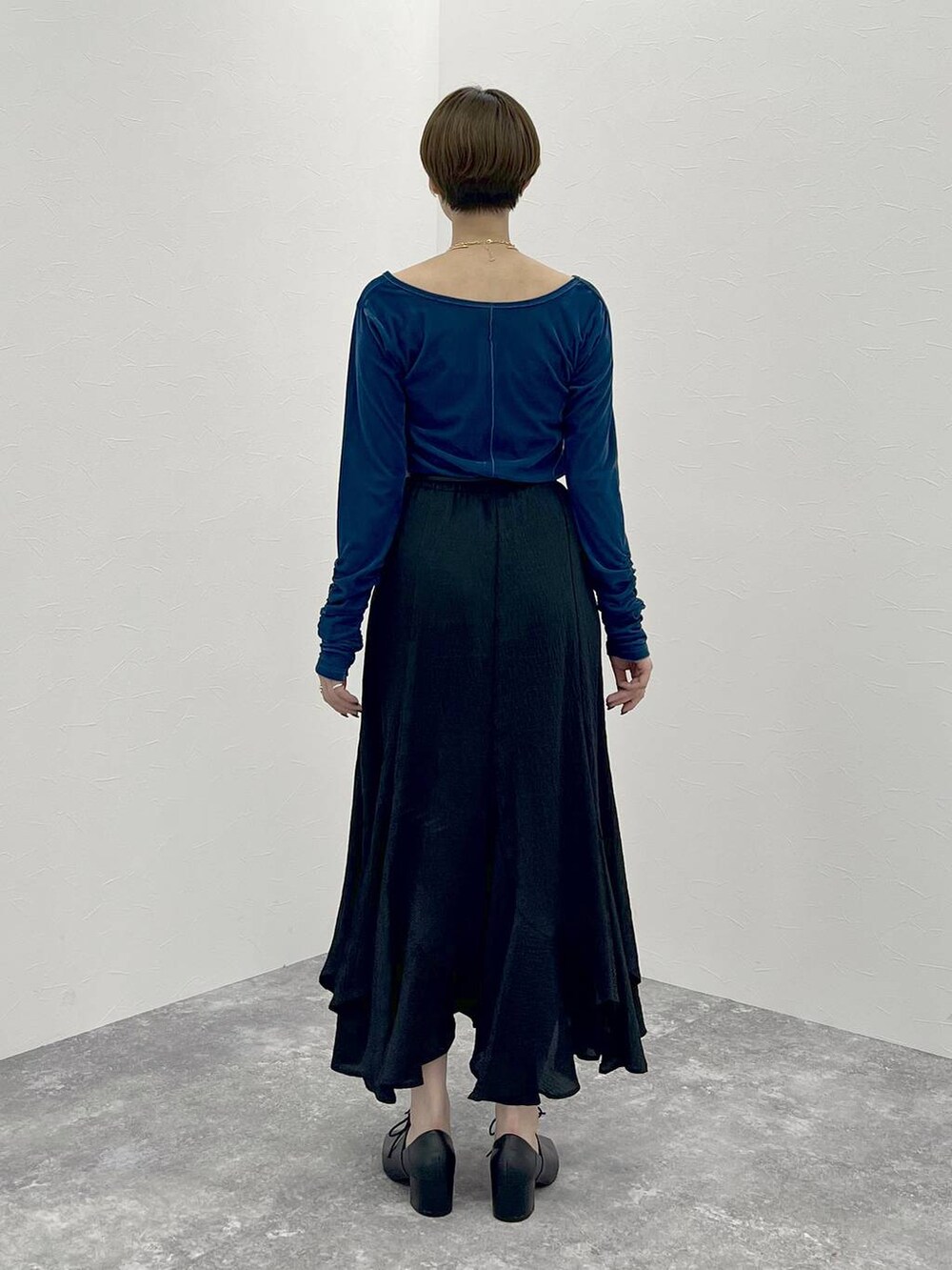 グレー系のテーラードジャケット、ブラック系のハンドバッグ、ブラック系のスカートを着用したレディースの秋コーディネートの7枚目の写真