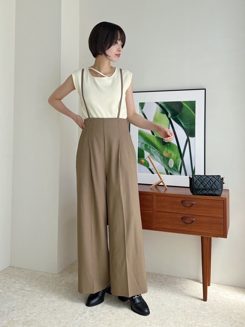 ホワイト系のシャツ/ブラウス、ホワイト系のTシャツ/カットソー、ブラウン系のパンツを着用したレディースの夏コーディネートの4枚目の写真