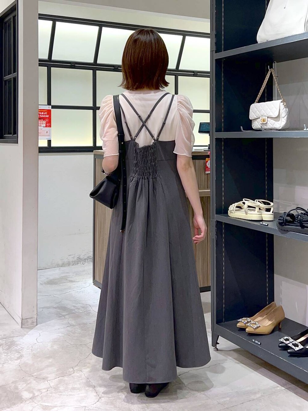 ブラック系のバレエシューズ、グレー系のワンピース、ホワイト系のTシャツ/カットソーを着用したレディースの春コーディネートの3枚目の写真