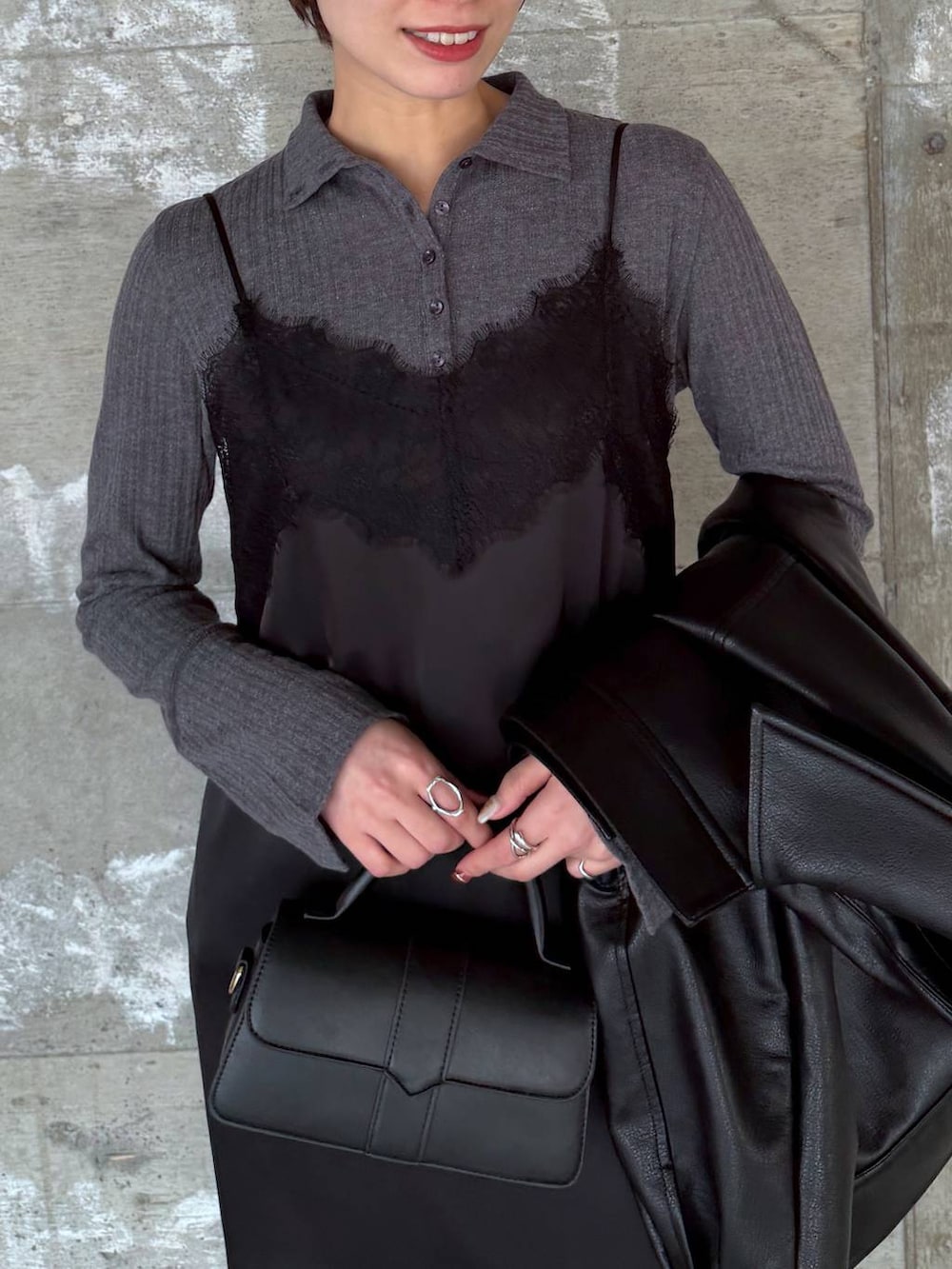 ブラック系のショルダーバッグ、ブラック系のデニムパンツ、ブラック系のパンプスを着用したレディースの冬コーディネートの7枚目の写真