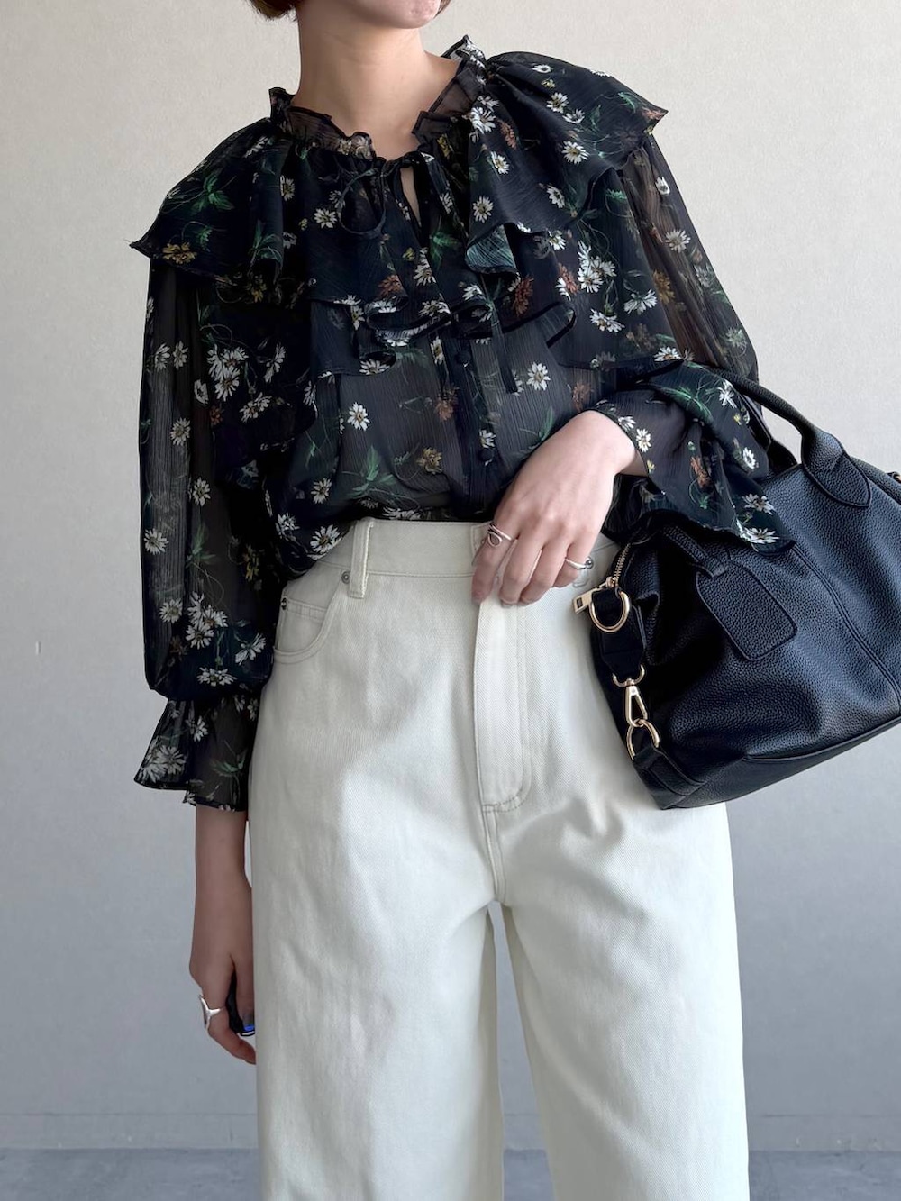 ブラック系のボストンバッグ、ブラック系のサンダル、ブラック系のシャツ/ブラウスを着用したレディースの春コーディネートの4枚目の写真