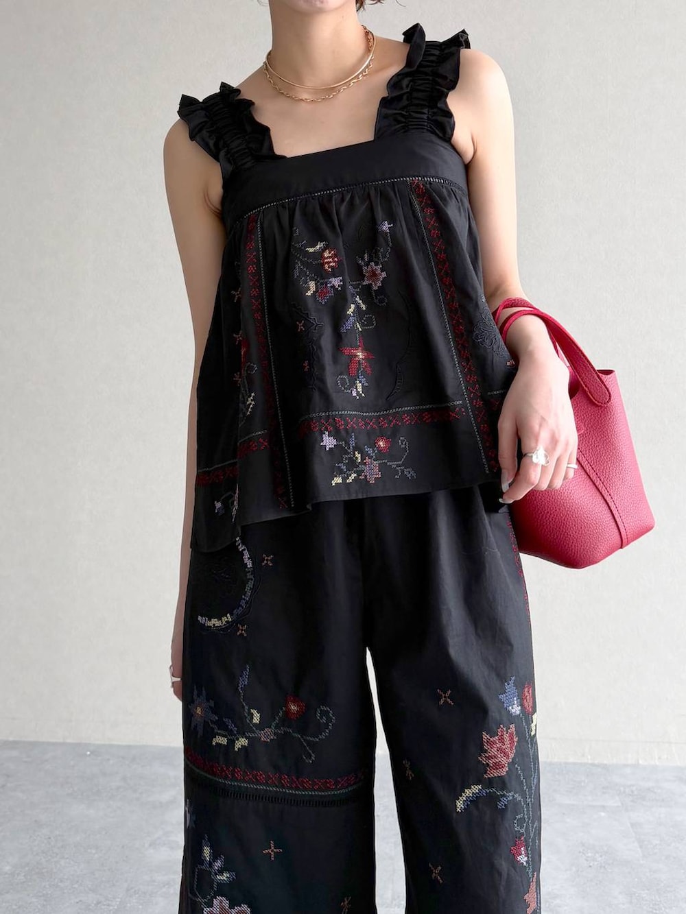 ブラック系のサンダル、ブラック系のその他パンツ、ブラック系のシャツ/ブラウスを着用したレディースの春コーディネートの4枚目の写真