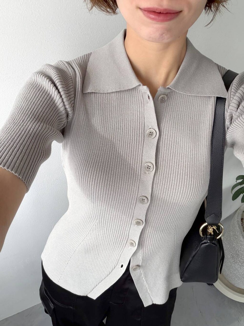 ブラック系のサンダル、ブラック系のショルダーバッグ、ブラック系のその他パンツを着用したレディースの春コーディネートの6枚目の写真