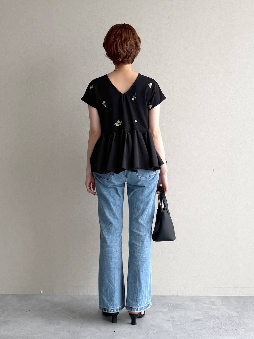 その他のTシャツ/カットソー、ブルー系のデニムパンツ、ブラック系のサンダルを着用したレディースの夏コーディネートの3枚目の写真