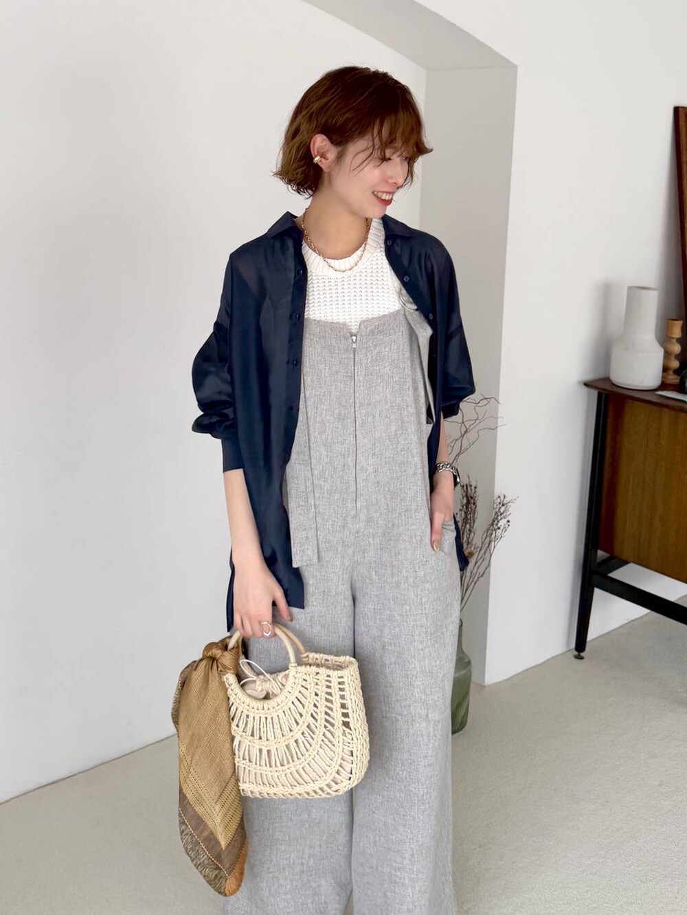 ブルー系のシャツ/ブラウス、ホワイト系のサンダル、ホワイト系のベストを着用したレディースの春コーディネートの6枚目の写真