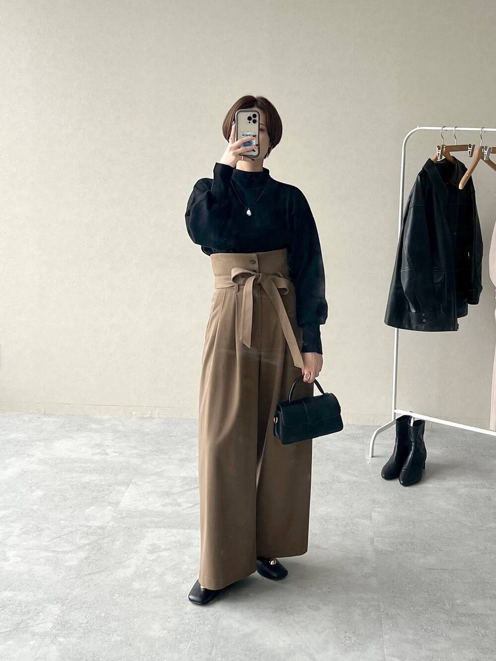 ホワイト系のブルゾン、ブラック系のバレエシューズ、ベージュ系のその他パンツを着用したレディースの秋コーディネートの8枚目の写真