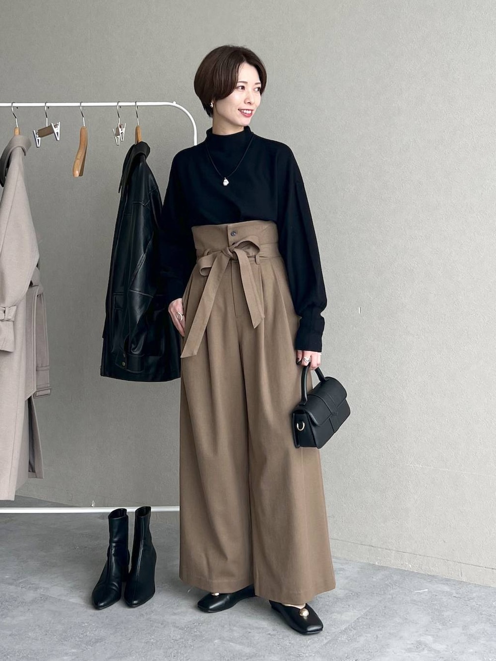 ホワイト系のブルゾン、ブラック系のバレエシューズ、ベージュ系のその他パンツを着用したレディースの秋コーディネートの4枚目の写真