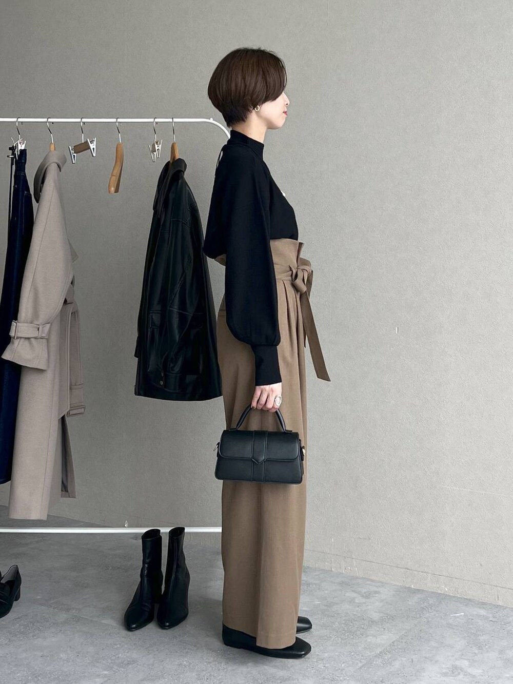 ホワイト系のブルゾン、ブラック系のバレエシューズ、ベージュ系のその他パンツを着用したレディースの秋コーディネートの5枚目の写真