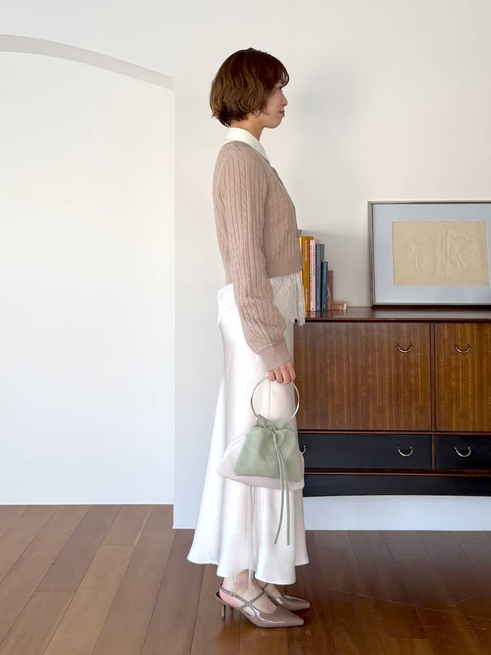 ベージュ系のワンピース、ホワイト系のシャツ/ブラウス、ブラウン系のサンダルを着用したレディースの冬コーディネートの2枚目の写真