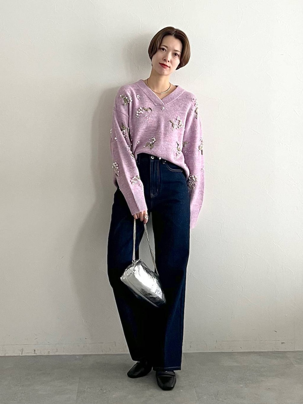 パープル系のニット/セーター、ブルー系のデニムパンツ、ブラック系のローファーを着用したレディースの秋コーディネートの5枚目の写真