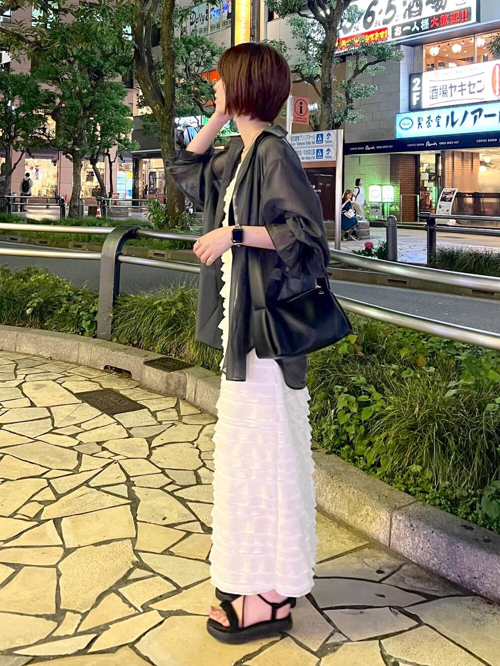 ホワイト系のワンピース、グレー系のシャツ/ブラウス、ホワイト系のキャミソールを着用したレディースの夏コーディネートの3枚目の写真