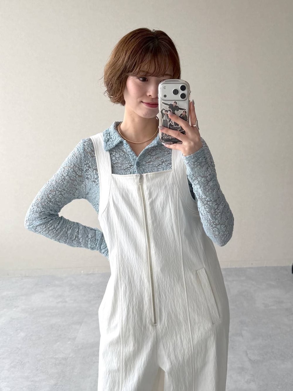 ブルー系のパンプス、ホワイト系のサロペット/オーバーオール、ブルー系のTシャツ/カットソーを着用したレディースの春コーディネートの4枚目の写真