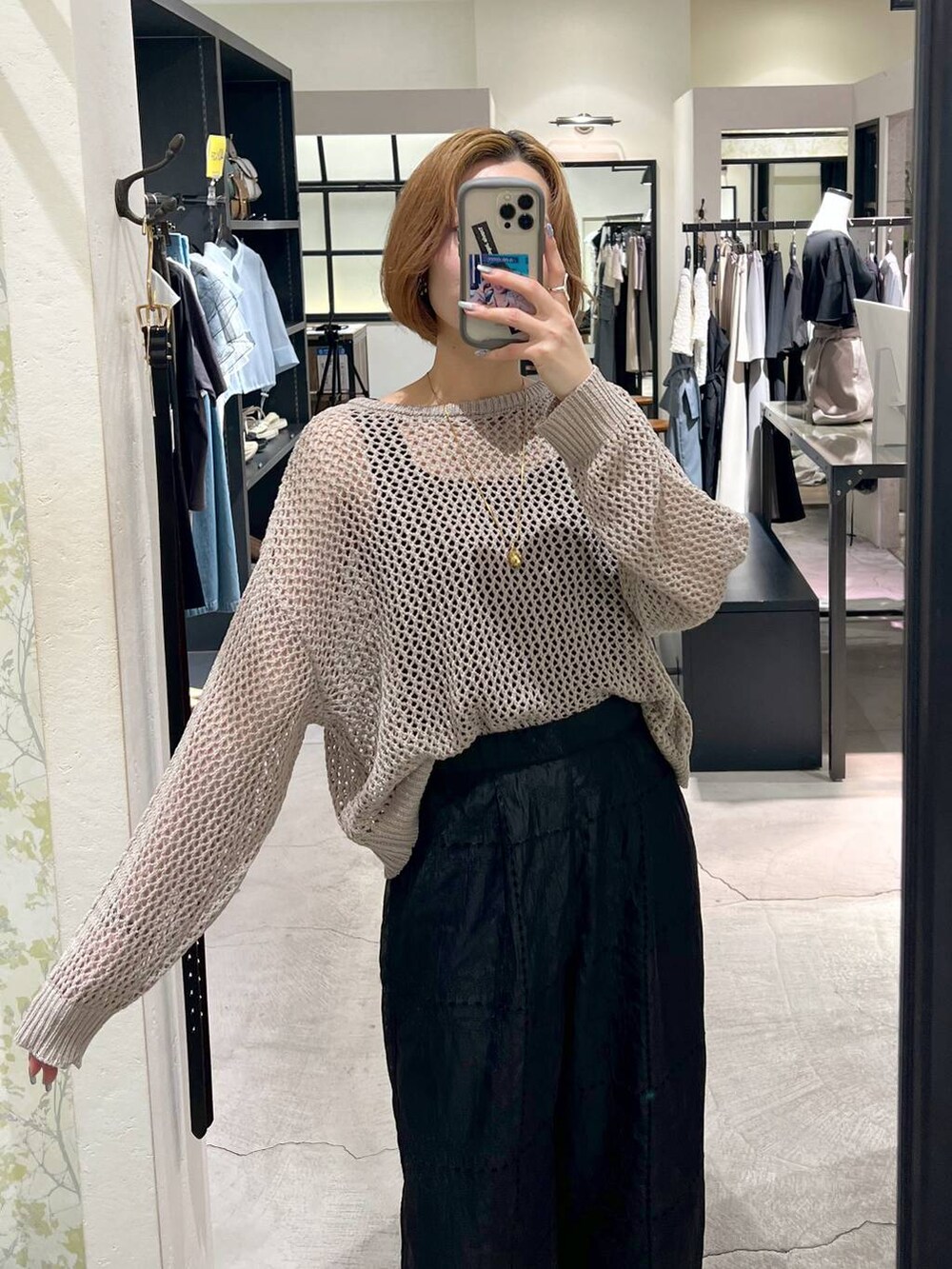 ベージュ系のサンダル、ベージュ系のニット/セーター、ブラック系のその他パンツを着用したレディースの夏コーディネートの4枚目の写真