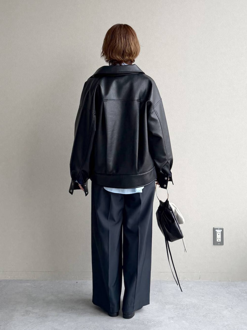 ブルー系のシャツ/ブラウス、ブラック系のパンプス、ブラック系のブルゾンを着用したレディースの冬コーディネートの3枚目の写真